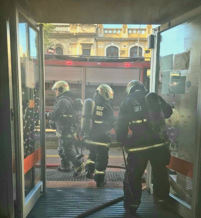 Un banco en Flores se prendió fuego: no se reportaron víctimas.