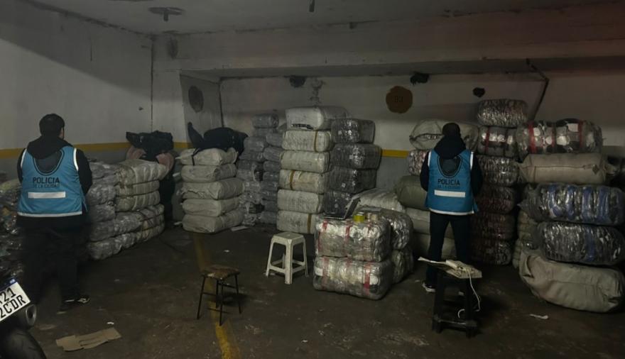 Golpe al contrabando en Balvanera: clausuran 10 locales y una fábrica clandestina con mercadería ilegal valuada en $250 millones.
