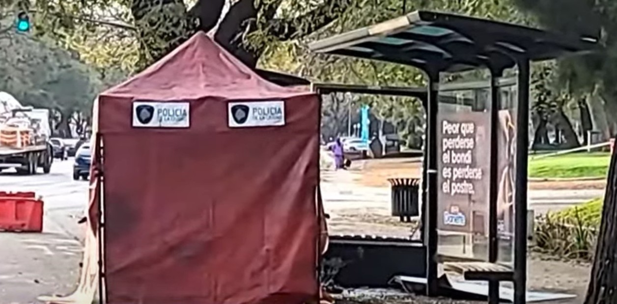 Tragedia en Recoleta: un motociclista falleció tras chocar contra una parada de colectivos.