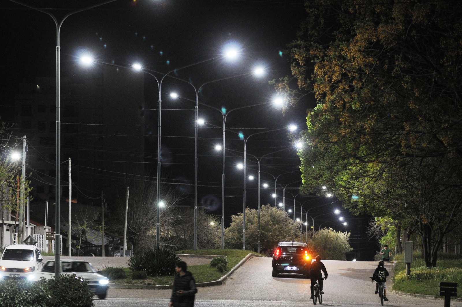Buenos Aires refuerza la seguridad nocturna con un nuevo recambio de luminarias más eficientes.