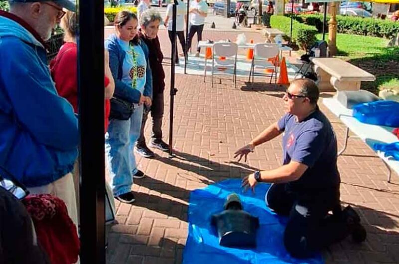 Bomberos de la Ciudad capacitaron a vecinos en RCP en Parque Chacabuco.