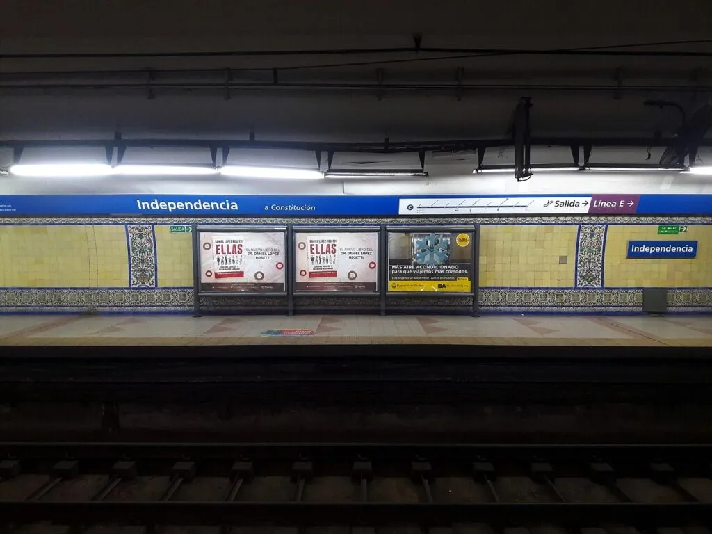 Más de 5.200 adultos mayores gestionaron el pase gratuito para viajar en subte en las Comunas.