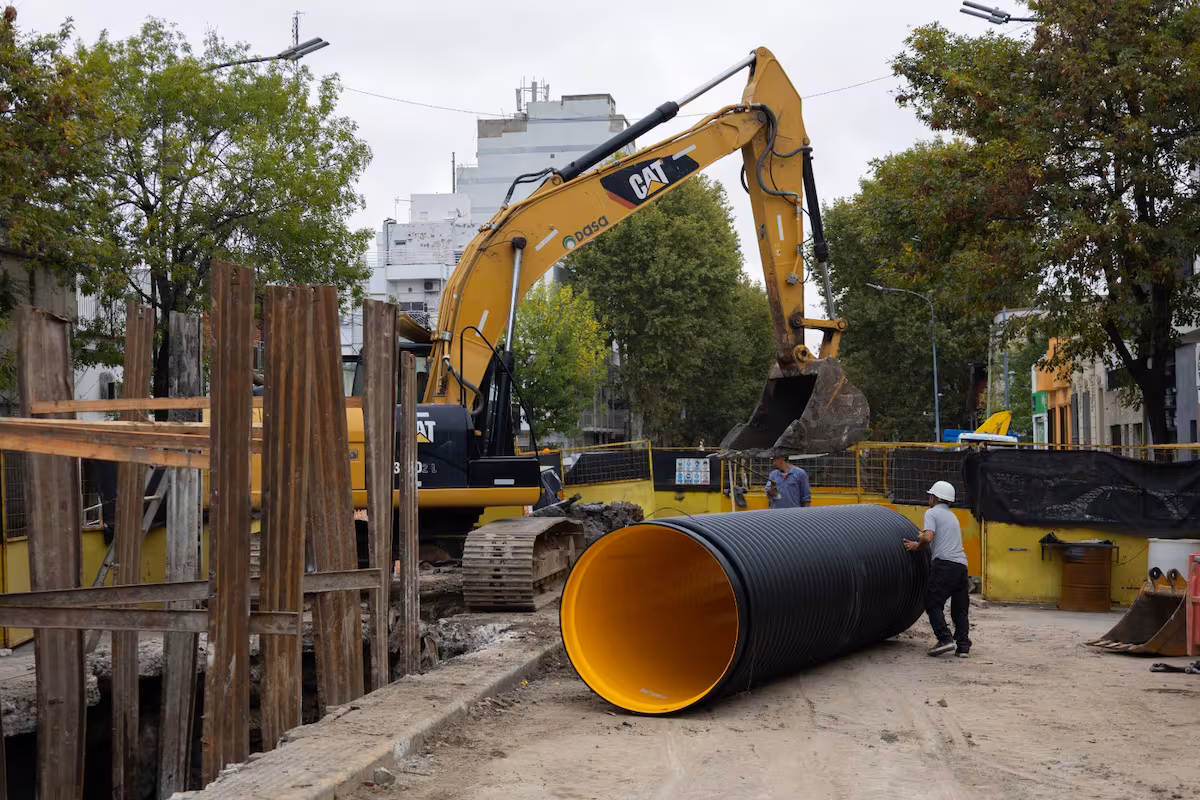 La Ciudad lanzó un plan de obras hidráulicas en más de 15 barrios para reducir inundaciones y mejorar el drenaje urbano
