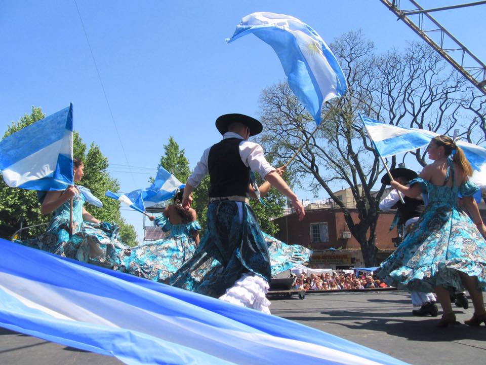 La Feria de Mataderos celebra el Día de la Bandera con música, comidas típicas y tradición argentina.